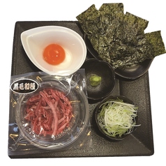 黒毛和牛ユッケ/とろ和牛炙り寿し