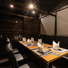 貸切は20名様までご利用いただけます。大人数での特別な集まりやイベントにぴったりの空間です。周囲を気にせず、思い切り楽しむことができるプライベートな環境を提供します。友人や同僚とともに、心に残る素晴らしいひとときをお過ごしください。