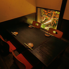 【4名様向け完全個室】雰囲気も自慢の個室！女子会、男子会、会社飲み会、お友達同士や、ご家族にも◎人数に合わせてお席にご案内いたします。様々なシーンに最適な旬の食材を使用した飲み放題付の宴会コースも各種ご用意しています。また単品でのアラカルト用の飲み放題プランも併せてご利用くださいませ。