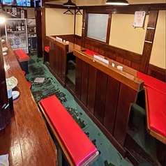 「昔ながらの居心地いい空間」をコンセプトとしており、店内は木のぬくもりを感じさせる落ち着いた照明と、特徴的な赤いベンチが、訪れるお客様に安らぎを与える空間を作り出しています。ゆったりと座れるベンチ席を中心にご用意しております。どこか懐かしくホッとできる温かい雰囲気が自慢です★