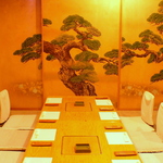 【松の間】　10名様～20名様まで対応のお座敷個室。完全個室なので周りを気にせず寛げます。