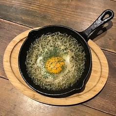 しらすと生卵ののアヒージョ