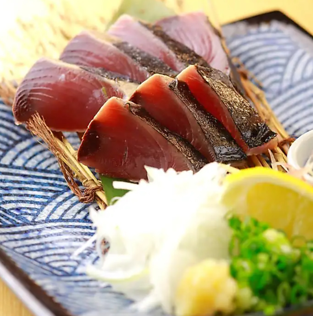 わら焼き特有の香ばしい香りとカツオの濃厚な旨味がマッチ。