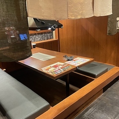 4名掛け3席、6名掛け3席、8名掛け2席ご用意しております