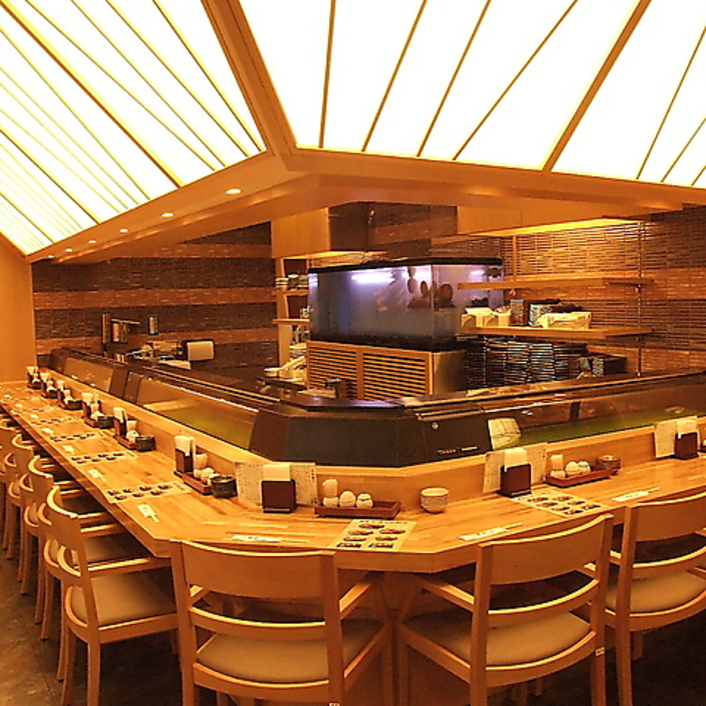 いらっしゃいませ♪明るい雰囲気のカウンターはランチや会社帰りにお気軽にどうぞ♪♪