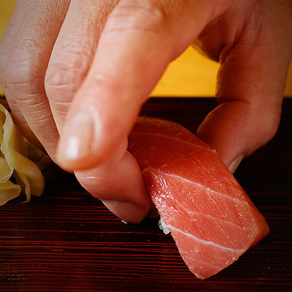 大将と愉しむ至福の握り。カウンターと個室を完備し、一人様も歓迎。最良の旬の味覚をご堪能あれ。