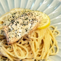 炭焼きサーモンのレモンクリームソース