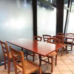 ビジネスの打ち合わせにも利用できるテーブル席。静かな環境で、集中して話し合いができるため、仕事の話もスムーズに進みます。美味しい料理を楽しみつつ、良いアイデアが生まれるかもしれません。