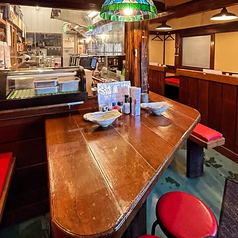 活気ある店内の中心にはカウンター席がございます。そこには常連さんの楽しそうな笑い声が並び、お店の温かい雰囲気を作り出しています。職人技を眺めながら一人でじっくり飲みたい時や、店員との会話を楽しみたい時にぴったりの特等席です。お一人様でも気軽に◎