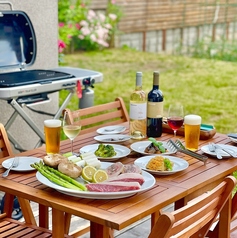 夏季限定にはなりますが、テラス席が8席ございます。天気がいい日は気持ちがい風を浴びながらお食事を堪能できます