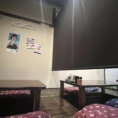 半個室があります。また、12名様以上で個室利用可。周りを気にせず過ごせる個室をご用意しており、接待や会食、落ち着いた飲み会にも最適です。プライベート感のある空間で、ゆったりと料理とお酒を楽しめるため、大切な時間を静かに過ごしたい方におすすめです。