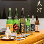 職人が握る一貫と全国の銘酒。ネタに合わせた最高のマリアージュで、贅沢な時間をお過ごしください。