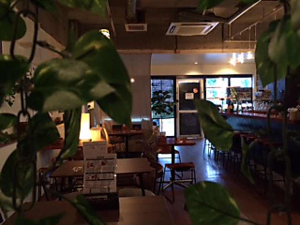 店内のあちらこちらに可愛い豚さんがいます♪ゆったり寛げるソファー席が人気！