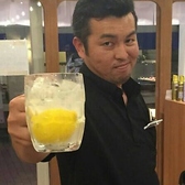 たっちゃん餃子のために開発した、飲みやすい特製檸檬サワー「檸檬フィズ」。皮をつけた焼酎に搾りたて檸檬果汁をパチパチ炭酸で仕上げた自慢の一杯！