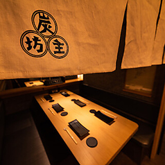 当店は落ち着いた雰囲気の中で親方が厳選した本格炭火料理を楽しめる洗練されたお店です！ゆったり座れるテーブル席を15席ご用意しており、中規模のご宴会や少人数の接待にも幅広く対応できますよ。1階と2階にはシェフの技を堪能できるカウンター席も。銀座駅から徒歩2分と便利なので、ぜひ気軽にお立ち寄りください。