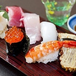 職人の技が光る「にぎり寿司」。上4,000円、中3,000円、並2,000円。旬の味を各価格帯でご提供。