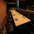 【テーブル個室】新横浜にある鮨と炉端がメインの和食居酒屋。仕事仲間との飲み会や打ち合わせも、周囲を気にせず安心して会話できるプライベート空間です。接待や会食など大切なお食事会にも最適で、落ち着いた雰囲気の中でゆったりとお楽しみいただけます。人数やシーンに応じた柔軟なご案内も可能です。