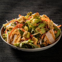 チキンとアボカドのコブサラダ