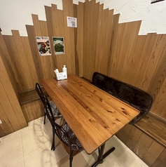 テーブル席は4名様や2名様までのお席など様々ご用意しております。木のナチュラルな雰囲気とオシャレな照明が煌めく店内で、シェフの自慢料理をご堪能ください。