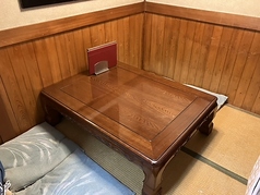 靴を脱いでお入り頂くお座敷タイプ。個室のような4名席。カップルやファミリーにお勧め