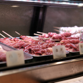 １】まずはショーケースををチェック！串は心をこめて、毎日一本ずつ手打ちしています。濃厚なうまみの薩摩知覧鶏と、県内産の高宮鶏を使った焼鳥が味わえます。どれにしようか迷ったら、店主にオススメを聞いて。