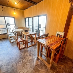 ２名様席が３つございます。繋げて６名様以上でもご利用いただけます。