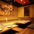 【掘りごたつ個室】照明と和情緒溢れるインテリアが落ちつく、4名様と6名様の掘りごたつ個室。足を伸ばして座れるのでゆったりと寛げます。部署仲間との宴会や合コン、女子会など中規模なご宴会におすすめ。こだわりの逸品が楽しめる飲み放題付コースをご用意しておりますので、併せてご利用くださいませ。