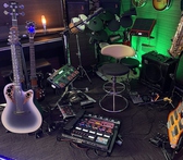 マスター生演奏用の楽器設備です。