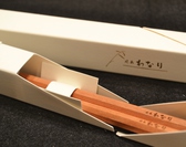 オリジナルお箸！ご予算によっては、高級感のあるお店の刻印入りオリジナル箸をセットいたします。その場でお使いいただき、そのあとは専用の箱に入れてそのままお土産としてお持ち帰りいただけます。思い出とともに、ご家庭でも日常でお使いください。