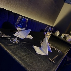 シャープに洗礼された雰囲気の店内。落ち着いた空間は100種類を超えるドリンクやこだわりの料理をさらに引き立てます。大切な人と大切な時間をお過ごしいただくために心を込めておもてなしをいたします。テーブル席のあるBARでゆっくりと過ごしたいとお考えでしたら是非当店へ足をお運びください。デートのご利用にも◎