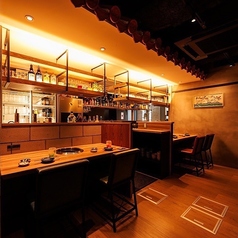 【カップルシートとしてもご利用できるカウンター席！】ゆったりとしたカウンター席を2席ご用意！席との間隔にゆとりがありますのでプライベートな空間でお食事をお楽しみ頂けます♪