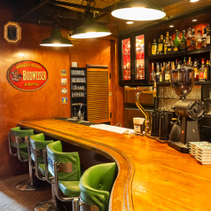 店内に入ると、木目とグリーンを基調としたカウンター席やテーブル席が広がり、落ち着いた雰囲気が漂います。カウンター席は、お仕事帰りのサク飲みからお食事まで幅広くご利用いただけます。デートにもぴったりで、お二人の距離も近く、心温まる会話を楽しみながら美味しい料理を堪能できます。