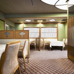 和モダンなテーブル席は落ち着いた雰囲気でお食事していただけます。