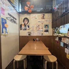 4名様で使いやすいテーブル席を完備。友人同士や同僚との飲み会にちょうど良く、料理を囲みながら会話も弾みます。程よい距離感で、ゆったりとした時間をお過ごしいただけます。