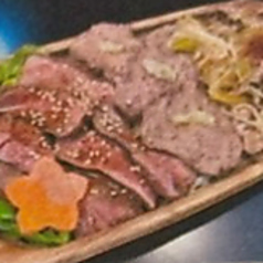 牛肉づくし重（お肉3種類乗ってます）