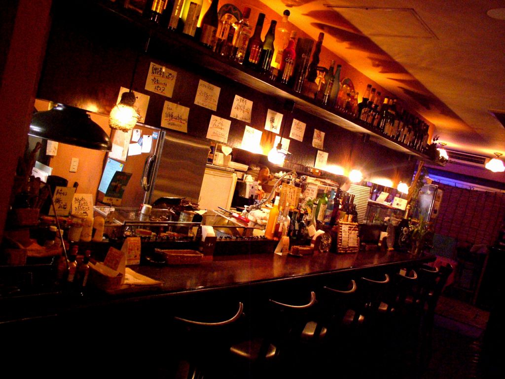 1階のカウンター席はカップルに人気♪ランチ時には、近くのOLさんや会社員で埋まります！