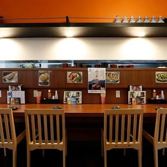 【カウンター席：1名様×6席】サク飲みや大人なデートに◎仕事帰りの一杯や、気ままな一人飲みに最適なカウンター席を6席完備。落ち着いた雰囲気の中で、スタッフとの会話や調理の活気を楽しみながらお過ごしいただけます。隠れ家的な特等席で、肩肘張らない至福のひとときをお過ごしください。