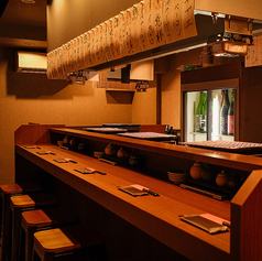 落ち着いた照明が灯る、上質で居心地の良い大人の隠れ家。店内はカウンターのみの全13席。目の前で食材を炭火で焼き上げる迫力と、香ばしい香りを五感で堪能できる贅沢な空間。料理人との距離も近く、お一人様でも気軽に楽しめるのが魅力。大切な方とのお食事にも、心地よい特別なひとときをお過ごしください。