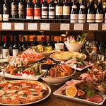 サルヴァトーレ自慢のピッツァやチーズ、ハムに合うワインを常時数十種類ご用意しています！