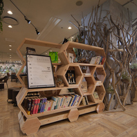 図書館併設の知的なカフェ