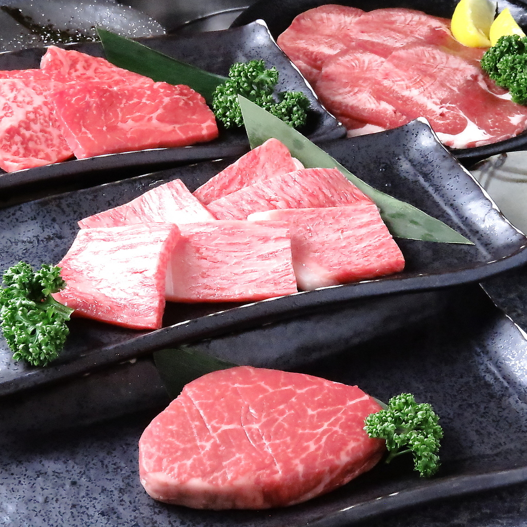 炭火と自家製秘伝のタレで味わう極上焼肉をご堪能あれ！