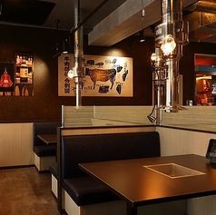 ゆとりあるレイアウトで、大人数でも料理を取り分けやすいのが魅力。仕事仲間との集まりや気軽な宴会に重宝されるお席です。広めの卓上で一皿一皿をゆっくり楽しめ、どんなシーンでも自然と一体感が生まれる心地よい空間です。