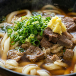 丁寧に仕上げた肉うどん◎トッピングにゴボウ天や淡雪(山芋の素揚げ)などはいかが？