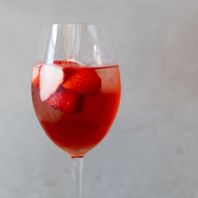 特別な夜を彩る一杯。厳選ワインや華やかなカクテル