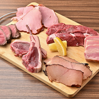 旨み溢れる黒毛和牛とラムチョップを贅沢に味わえる料理