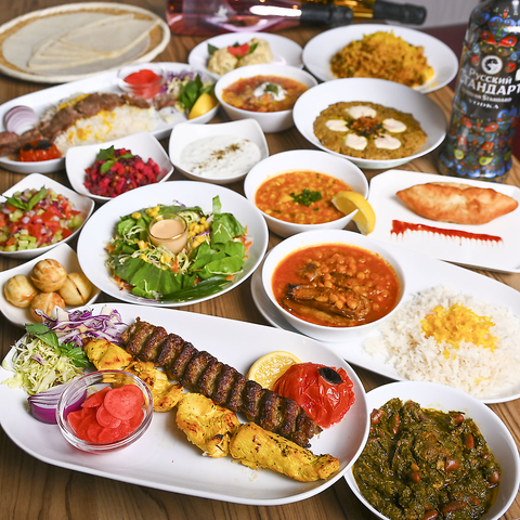 牛肉とラム肉ミックスなどの自慢の肉料理定食など本格イラン料理を昼夜楽しめる♪