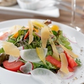 料理メニュー写真 彩り野菜のシーザーサラダ
