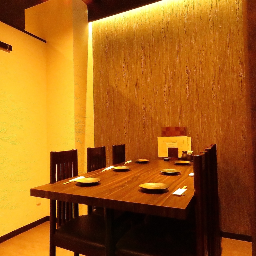 落ち着いた雰囲気の店内で、時間を忘れてゆっくりとお過ごし頂けます。個室のお席もご用意アリ！