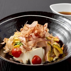 豆腐と野菜チップスのサラダ