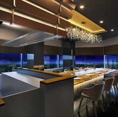 様々なご利用人数に対応可能です。個室が5部屋あります(3名~10名様利用可)。 担当シェフがついて、目の前で焼き上げます。贅沢なひとときをお楽しみ下さい。(シェフの人数によっては個室へのご案内が出来ない場合もございますので予めご了承ください。)